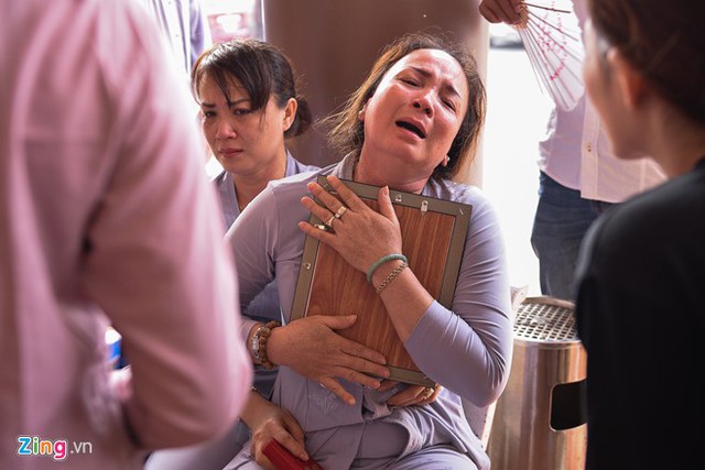 Mẹ Thiên Lộc ôm di ảnh con trai khóc đến khan tiếng. Nam diễn viên tốt nghiệp khóa K37, Đại học Sân khấu Điện ảnh TP.HCM. Nhờ chất giọng trầm ấm, Thiên Lộc từng có thời gian làm phát thanh viên tại đài Phát thanh và Truyền hình tỉnh Vũng Tàu.