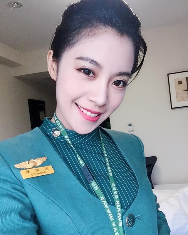 
Cô là là tiếp viên hàng không hãng EVA Air, Đài Loan.
