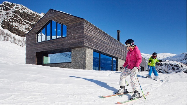 Những đứa trẻ có thể về đây nghỉ dưỡng và tham gia các hoạt động trượt tuyết ở ngoài trời.