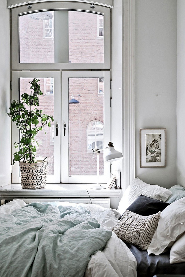 Khi sở hữu một căn phòng nhỏ, bạn hãy tìm cách tận dụng bệ cửa sổ như một chiếc bàn đầu giường vậy.