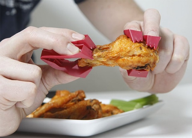 9. Dụng cụ gắp đồ ăn, giúp bạn dễ dàng cầm nắm thức ăn mà không lo bẩn tay.