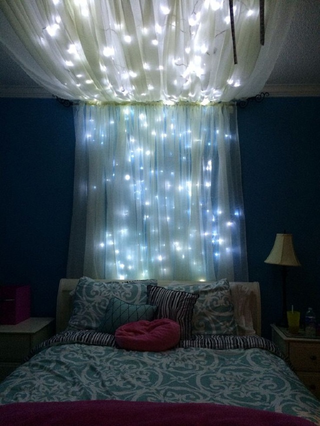 Nhờ những dải đèn nhỏ và vải voan trang trí, bạn đã sở hữu một khung cảnh tuyệt đẹp bên trong căn phòng ngủ.