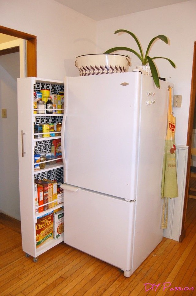8. Một chiếc tủ lạnh được gắn thêm một thanh kéo bằng gỗ với chiều rộng hẹp nhưng lại giúp chủ nhà tận dụng được diện tích và sắp xếp rất nhiều bánh kẹo và đồ ăn phía trong.
