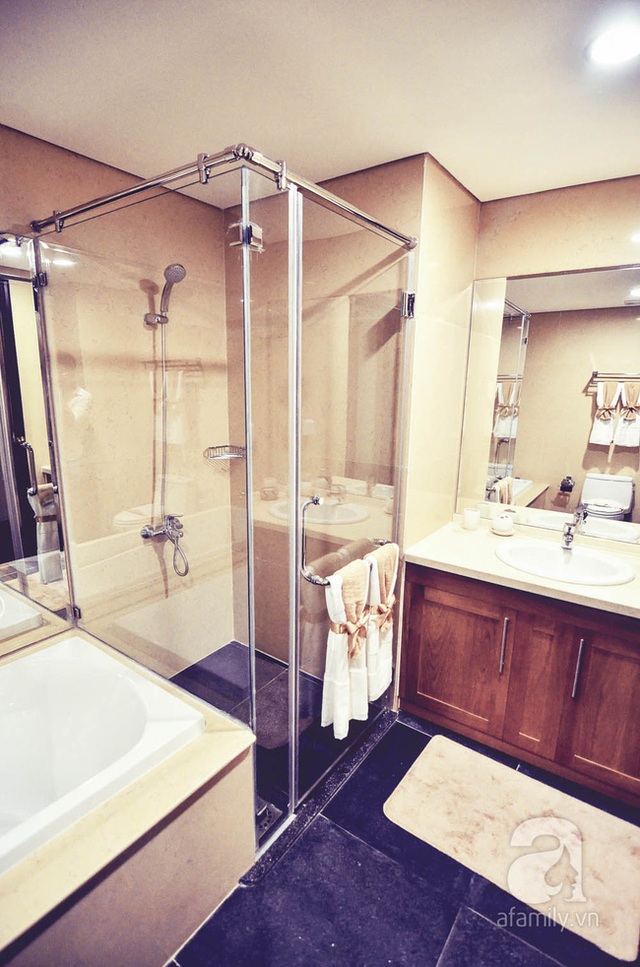 Phòng tắm chính không rộng nhưng đủ có đủ cả bồn tắm lẫn vòi sen, đáp ứng nhu cầu thư giãn của gia chủ.