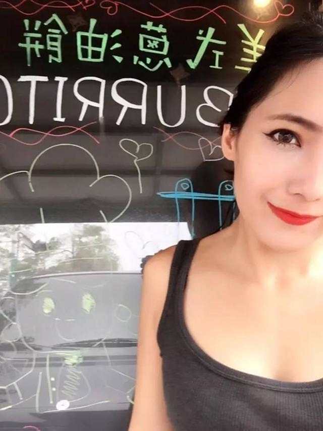 C&ocirc; lu&ocirc;n vui vẻ v&agrave; th&acirc;n thiện với kh&aacute;ch h&agrave;ng.
