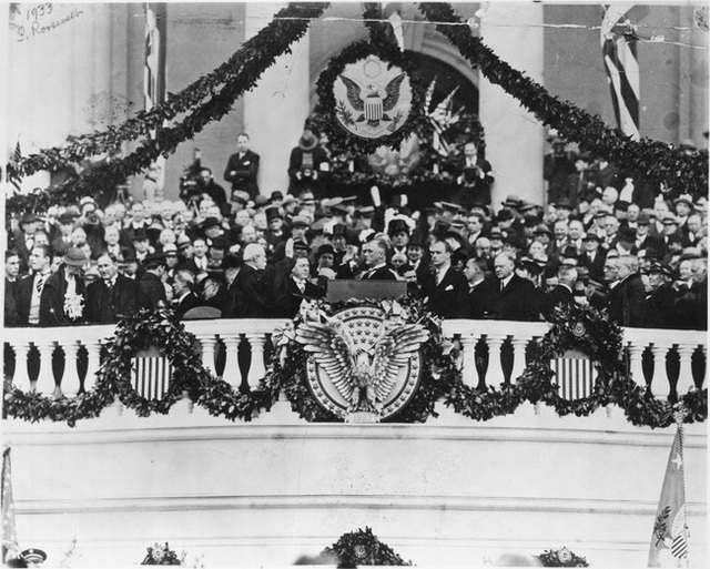 
Tổng thống Franklin Delano Roosevelt tuyên thệ trong lễ nhậm chức vào năm 1933.
