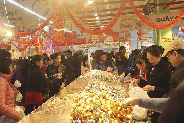 Bánh kẹo bán theo cân được nhiều người lựa chọn