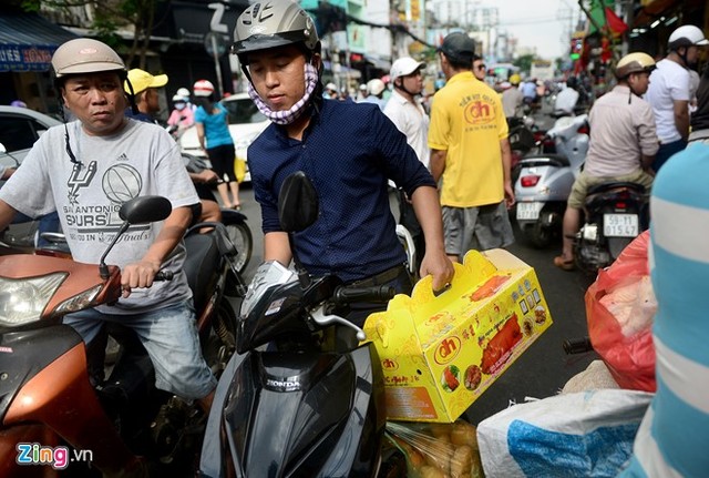 Anh Thành, nhân viên một chi nhánh ngân hàng ở quận 11, cho biết hôm nay chi nhánh mở cửa kết hợp cúng ngày vía thần tài nên mua nguyên con cùng bánh mì để mọi người dùng sau khi cúng.