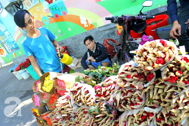 Hoa hồng được nhều người đem ra lề đường bán với giá 100.000 đồn/bó vì trong tiệm tồn quá nhiều.