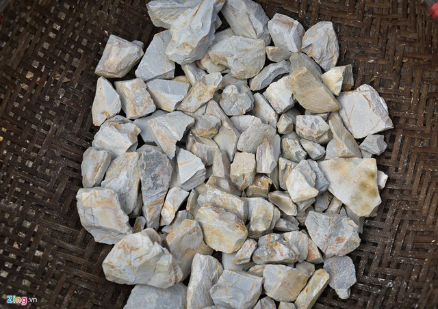 Hiện cụ Biện l&agrave; người cuối c&ugrave;ng l&agrave;m &ldquo;ng&oacute;i&rdquo; để b&aacute;n với gi&aacute; 100.000 đồng/kg. Ở th&ocirc;n Thống Nhất c&ograve;n khoảng v&agrave;i chục người thường xuy&ecirc;n ăn &ldquo;ng&oacute;i&rdquo;. B&ecirc;n cạnh đ&oacute;, một số người ở xa, c&oacute; khi tận S&agrave;i G&ograve;n cũng t&igrave;m đến đ&acirc;y mua đất để ăn.