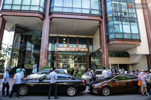 Nhiều xe ô tô sang trọng đậu trên vỉa hè tòa nhà Harbour View Tower (phường Bến Nghé, quận 1) đã bị lập biên bản xử phạt.