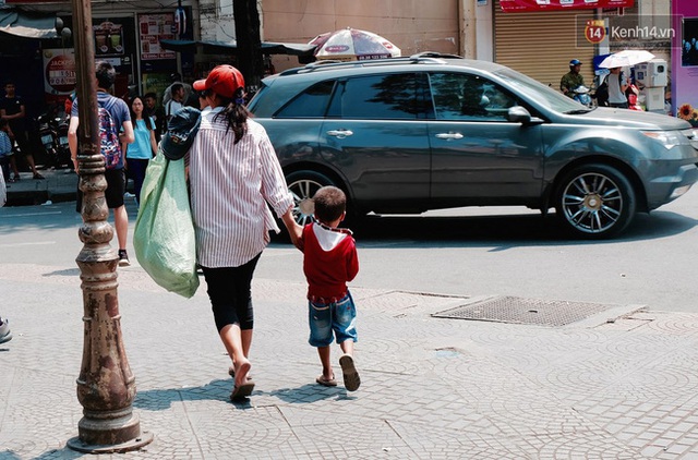 
Chỉ c&oacute; mẹ v&agrave; con, giữa S&agrave;i G&ograve;n.
