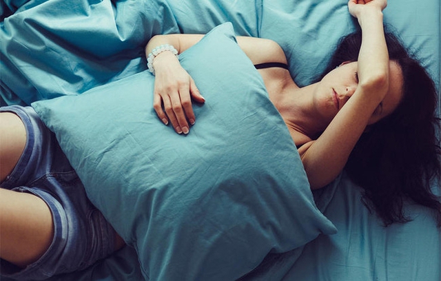 Dạ dày của bạn vẫn không chịu yên khi bạn đã lên giường đi ngủ vào ban đêm có thể bạn bị trào ngược dịch vị dạ dày.
