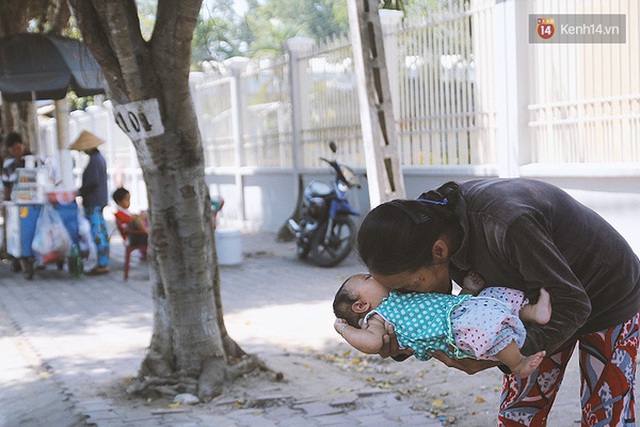 
Những lúc dừng chân nghỉ mệt, bà tranh thủ chơi đùa cùng cháu út.
