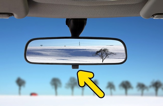 Cái nút bên dưới gương chiếu hậu trong xe ô tô có thể giúp thay đổi góc nghiêng của gương.