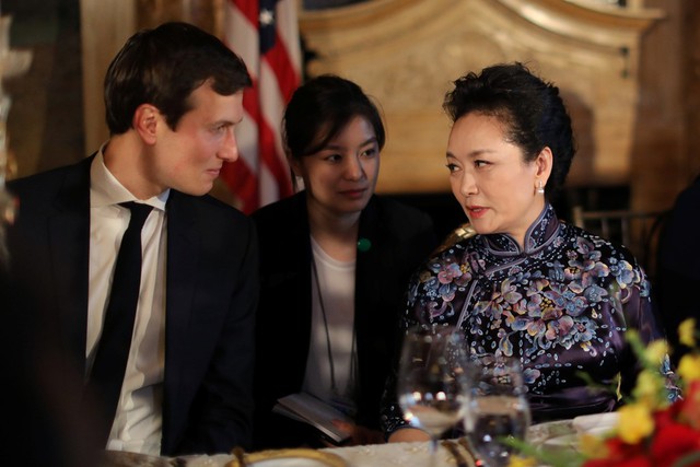 
Bà Bành Lệ Viên trò chuyện với Jared Kushner, con rể đồng thời là cố vấn thân cận của ông Trump. Với mối quan hệ với đại sứ Trung Quốc tại Mỹ, Kushner được cho là người đóng vai trò quan trọng trong việc dàn xếp cuộc gặp giữa ông Tập và ông Trump.

