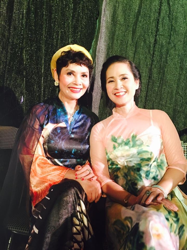 
Cô và NSND Minh Châu trong tại Lễ hội áo dài được tổ chức tại Hoàng thành Thăng Long vừa qua.
