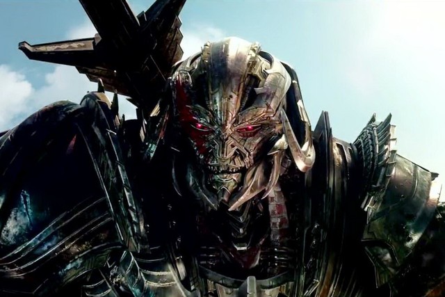 Transformers: The Last Knight - 23/6: Thường xuyên gây tranh cãi về chất lượng nhưng Transformers của đạo diễn Michael Bay luôn luôn là “cỗ máy in tiền” hiệu quả tại phòng vé. Trong phần năm, khán giả tiếp tục được khám phá bí mật về lịch sử của những người máy biến hình trên Trái đất. Người máy uy dũng Optimus Prime (Peter Cullen) bất ngờ làm phản và khiến nhân loại đối mặt với hiểm họa lớn hơn bao giờ hết. Ảnh: Paramount.