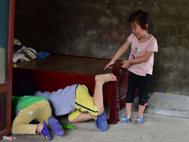 Những ng&agrave;y trước đ&oacute;, trẻ em kh&ocirc;ng đi học, cũng kh&ocirc;ng được ra ngo&agrave;i m&agrave; chỉ d&aacute;m quanh quẩn trong nh&agrave;. H&ocirc;m nay l&agrave; ng&agrave;y đầu ti&ecirc;n ch&uacute;ng được tự do chạy nhảy.