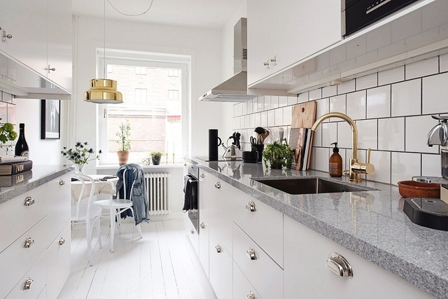 Những căn bếp được sơn trắng kết hợp với đồ kim loại màu vàng là một trong những sự kết hợp được yêu thích hiện nay.