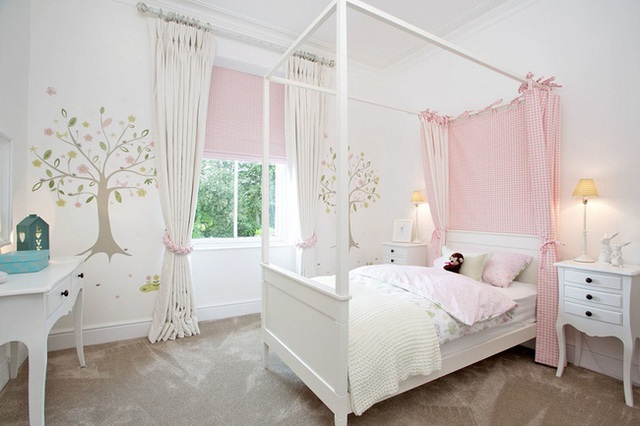 Một thiết kế giường đơn với đệm, gối và rèm màu hồng phấn dịu ngọt rất được lòng các cô gái.