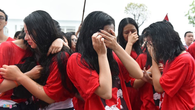 Kh&ocirc;ng kh&iacute; bỗng lắng đọng với những b&agrave;i h&aacute;t về tuổi học tr&ograve;, kỷ niệm thời &aacute;o trắng.