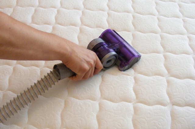 
Ít nhất một lần mỗi mùa, bạn cần làm sạch nệm bằng cách sử dụng máy hút bụi. Thực tế, sẽ tốt hơn nếu bạn làm điều này thường xuyên để thay đổi khăn trải giường.
