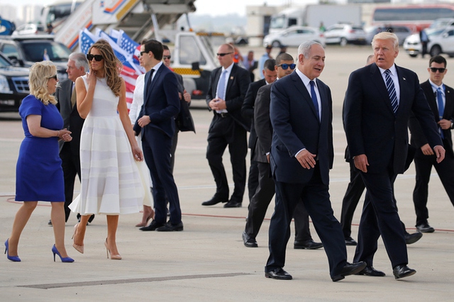 
Bà Melania diện váy trắng dài, cộc tay duyên dáng của Roksanda có giá 2.730 USD, trò chuyện cùng phu nhân Thủ tướng Israel trước khi rời sân bay quốc tế Ben Gurion ở Tel Aviv, Israel ngày 23/5.
