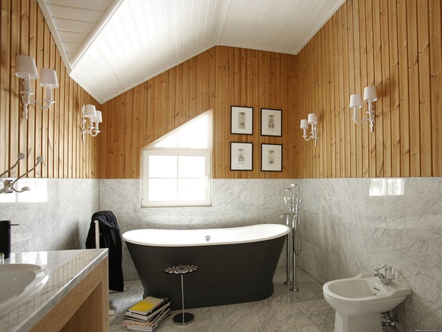 9. Căn phòng tắm trông vừa ấm cúng vừa hiện đại nhờ sự kết hợp 2 chất liệu gỗ tự nhiên và đá cẩm thạch.