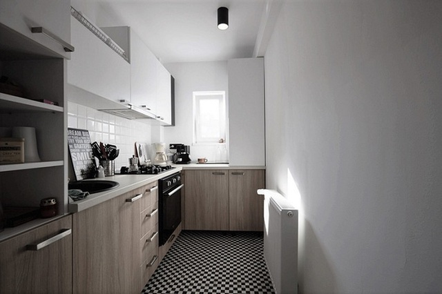 Phòng bếp cũng là sự kết hợp giữa hai sắc trắng đen hiện đại và sang trọng.