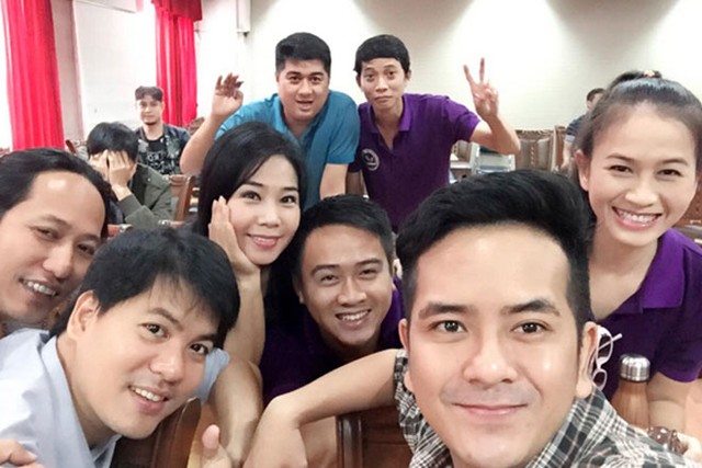 
Với mong muốn có cuộc sống ổn định, Hùng Thuận quyết tâm học lớp đạo diễn ở trường Sân khấu Điện Ảnh.
