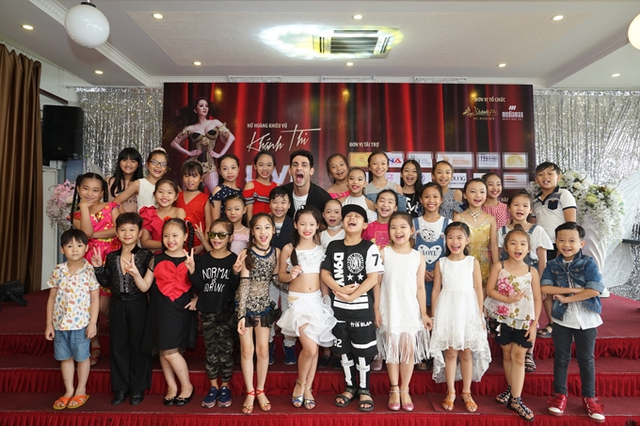 
Ngoài các vũ công chuyên nghiệp, buổi họp mặt của Khánh Thi còn có sự tham gia của hơn 30&nbsp;tài năng dancesport nhí là học trò của cô ở cả hai miền.
