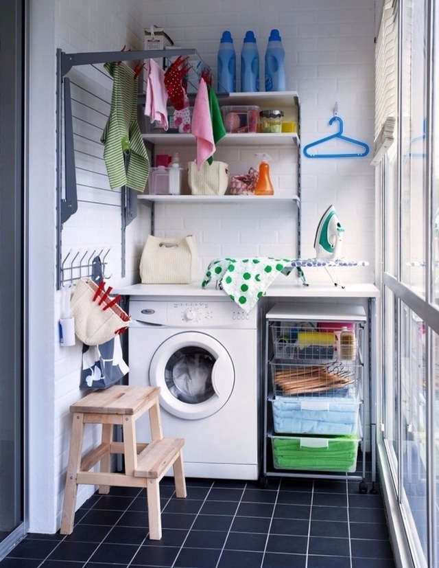 Bạn có thẻ tiết kiệm diện tích trong nhà bằng việc đặt máy giặt ở logia.