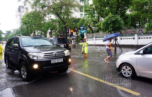 Ph&acirc;n l&agrave;n giao th&ocirc;ng để c&aacute;c phương tiện kh&ocirc;ng đi v&agrave;o chỗ ngập s&acirc;u