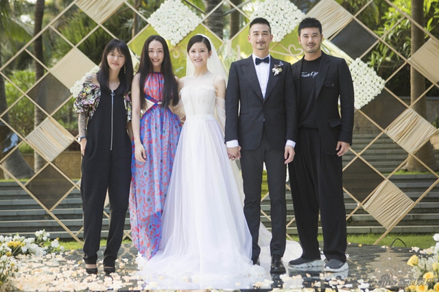 
Tử San và Trung Thiên yêu nhau được 4 năm, cặp đôi đã đăng ký kết hôn từ năm ngoái. Trước hôn lễ ở Tam Á, Dương Tử San và ông xã đã làm đám cưới ở quê nhà Đài Loan.
