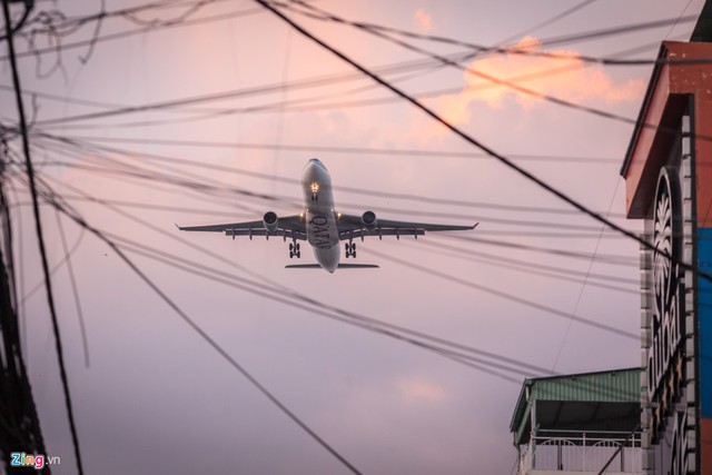 Không những thế, do tình trạng quá tải, không đủ bãi đáp, bãi đỗ, đường lăn của Tân Sơn Nhất, nhiều lúc, máy bay phải bay lòng vòng trên trời để chờ đáp, gây ra tình trạng ùn ứ ngay trên trời xung quanh khu vực này.