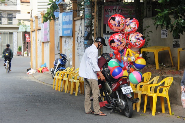 Chiếc xe máy cà tàng, chùm bong bóng được người cha dắt phía sau trên hành trình tìm con