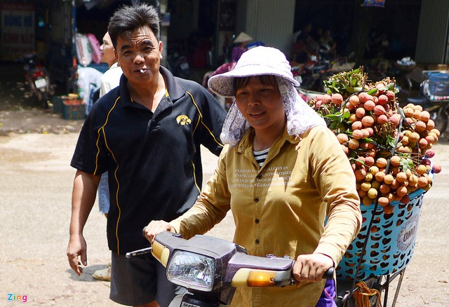 Vải thiều trở thành thứ quý hiếm tại đây, mỗi khi người dân đem vải đến chợ để bán liền được các tiểu thương săn đón. Giá vải vì thế cũng tăng lên. Hiện tại, giá bán buôn vải ở Lục Ngạn từ 30.0000 đến 50.000 đồng/kg, đắt hơn nhiều so với những năm trước. Những năm trước khi vải thiều được mùa, giá bán mỗi kg tại chợ có khi chỉ 3.000-5.000 đồng.