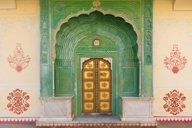 Một chiếc cửa kiểu cổ nguy nga, lộng lẫy bền bỉ với thời gian ở Ấn Độ.