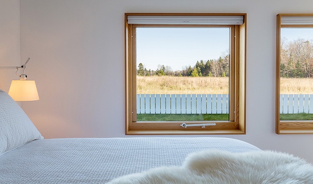 Những chiếc giường ngủ hay đèn ngủ được bố trí sát tường với gam màu trắng, giúp cho khung cửa và sàn nhà màu gỗ trở thành điểm nhấn thanh lịch, ấm cúng, tự nhiên.