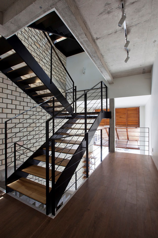 Cầu thang gồm nhiều chi tiết mảnh dẹt, giúp không gian nhìn thoáng hơn.