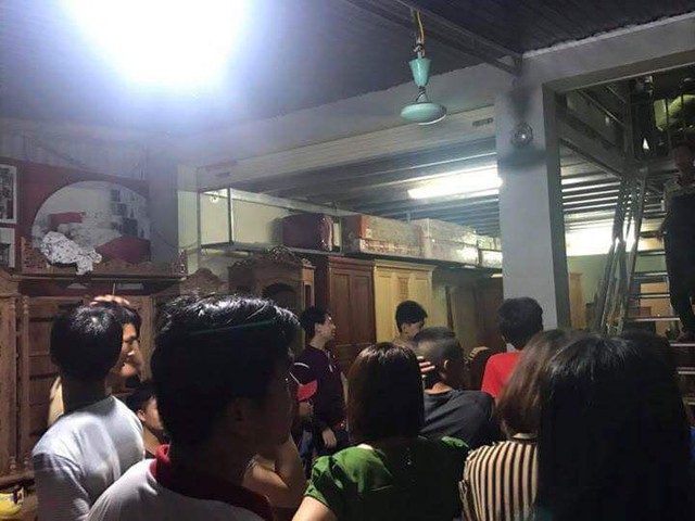 Người d&acirc;n tụ tập theo d&otilde;i vụ việc: Ảnh CTV