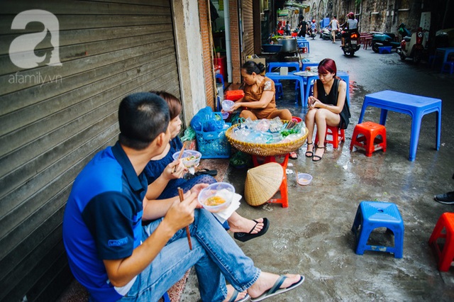 Chỉ bán 2 tiếng rưỡi buổi chiều nhưng lúc nào hàng nộm cũng đông khách, không nhanh chân là chẳng còn gì ăn, cũng không có chỗ để ngồi.