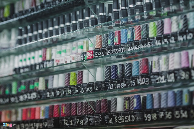 Sơn làm móng với màu sắc đa dạng và bắt mắt. Theo một chủ tiệm nail, gần đây, để theo kịp trào lưu, sơn móng thường được nhập về từ Hàn Quốc.