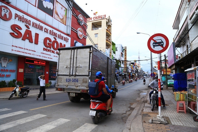 Nhiều xe tải, xe ô tô vẫn cố tình đi vào đường cấm gây nguy hiểm cho xe máy và người dân. Ảnh: Xuyến Chi