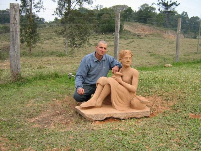 
Cuối cùng, bức tượng về mẹ mô phỏng hình dáng thật đã được hoàn thiện.

