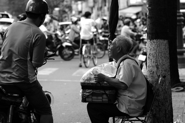 D&ugrave; kh&oacute; khăn l&agrave; vậy nhưng &ocirc;ng Quang lu&ocirc;n lạc quan vui vẻ. &Ocirc;ng bảo, c&ograve;n may l&agrave; c&ograve;n sức khoẻ để l&agrave;m việc, để kiếm tiền lo cho cuộc sống, chữa bệnh cho vợ&hellip;