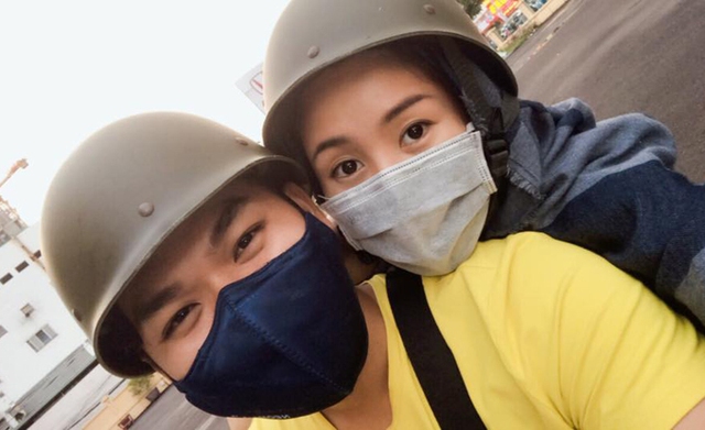 
Đ&ocirc;i vợ chồng vui vẻ chở nhau bằng xe m&aacute;y khi đưa thiệp cưới cho họ h&agrave;ng v&agrave; bạn b&egrave;.

