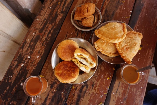 Các quán trà của người Ấn hoặc người theo đạo Hồi phục vụ nhiều món chịu ảnh hưởng từ ẩm thực của Đông Nam Á, như samosas hay poori (bánh mì rán giòn với cà ri khoai tây) hay bánh mì nướng như nanbya. Ảnh: WanderGuts.