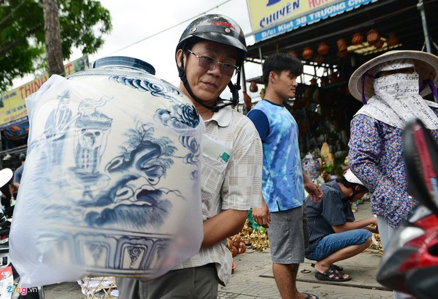 Vị khách này cho biết ông mua chiếc bình với giá 1,1 triệu đồng. Theo tìm hiểu thì giá trước đó là 1,6 triệu nên ông khá hài lòng về món hàng mình mua được.